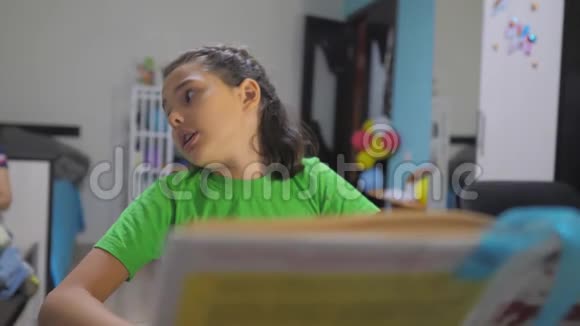 小女孩女儿做作业教育课学校慢动作生活方式视频准备回到学校视频的预览图