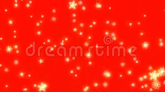 圣诞节和新年动画红色背景上的金色圣诞雪花大片雪花飘落视频的预览图