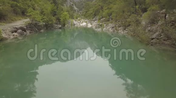 山湖的空中镜头视频的预览图