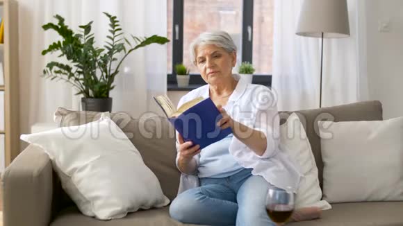老年妇女在家看书视频的预览图