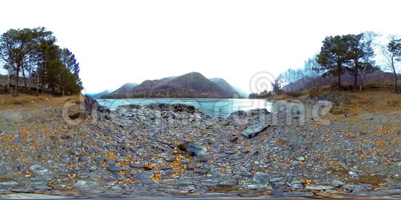 一个美丽的山河在深秋的虚拟现实在阴天国家公园草地河岸视频的预览图