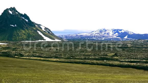 兰德曼纳劳加山脉夏季景观视频的预览图