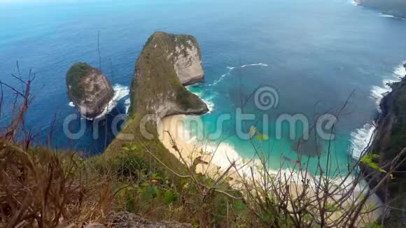印度尼西亚巴厘努沙佩尼达岛梦幻海滩视频的预览图