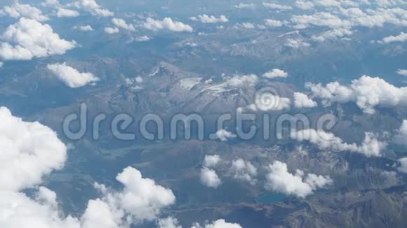 在夏季飞越欧洲阿尔卑斯山从飞机窗口可以看到空中景色视频的预览图