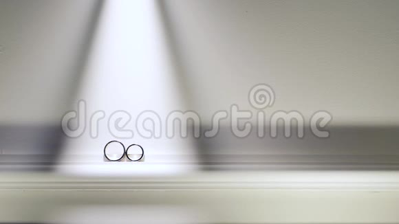 两枚白色背景的结婚戒指视频的预览图