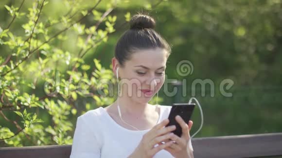 年轻的黑发女人用智能手机说话视频的预览图