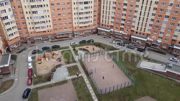 俄罗斯莫斯科住宅楼庭院视频的预览图