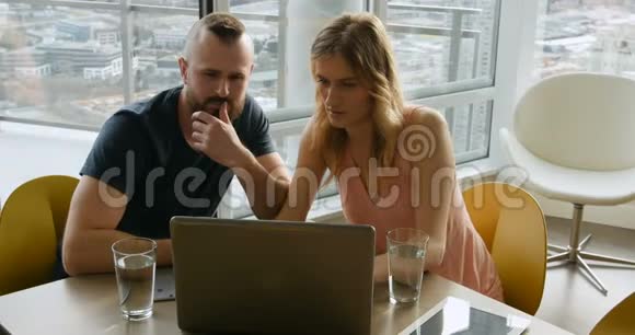 一对夫妇在4k的客厅里用笔记本电脑视频的预览图