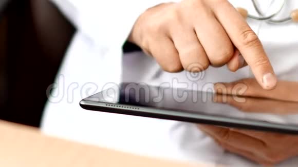 医生使用触摸屏数字平板电脑视频的预览图