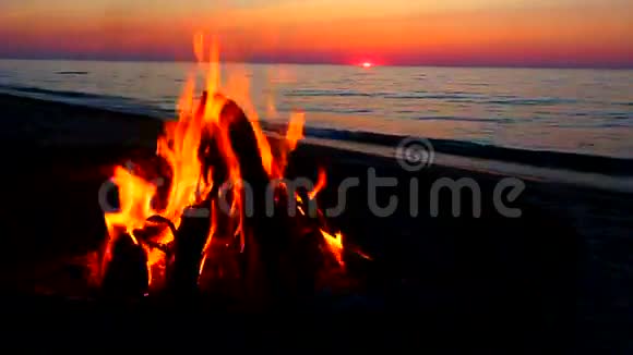 苏必利尔湖海滩篝火视频的预览图