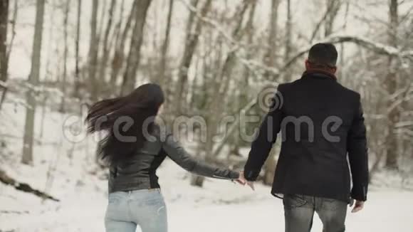 人们季节爱情和休闲的概念幸福的夫妇走过冬天的背景视频的预览图