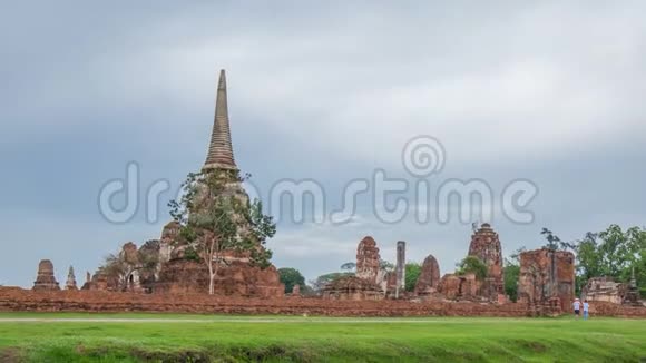 泰国Ayutthaya历史公园WatMahat寺庙遗址视频的预览图