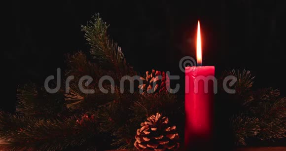 餐桌上放着杉树的圣诞蜡烛视频的预览图