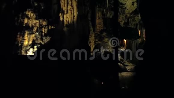 游览马洛卡岛上的D洞阿尔塔视频的预览图