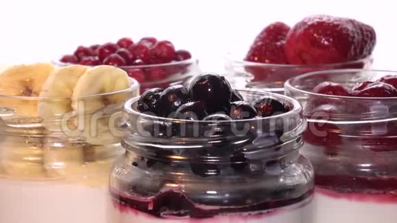 新鲜的浆果和酸奶在罐子里视频的预览图