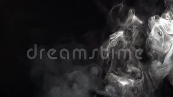 在黑色背景上抽烟视频的预览图