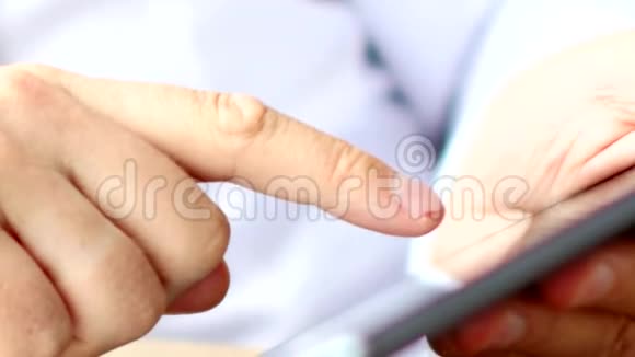 医生使用触摸屏数字平板电脑视频的预览图