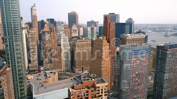 下曼哈顿金融和商业区纽约市的鸟瞰图无人射击视频的预览图