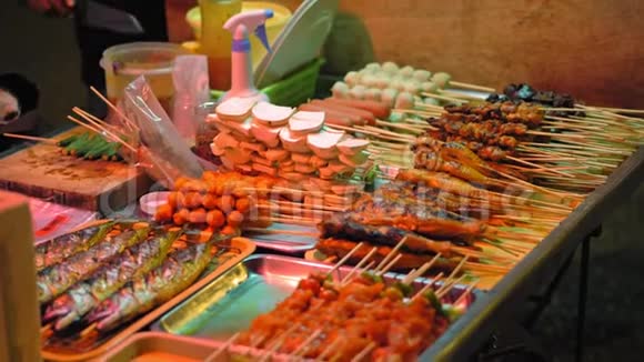 传统亚洲美食街头美食市场视频的预览图