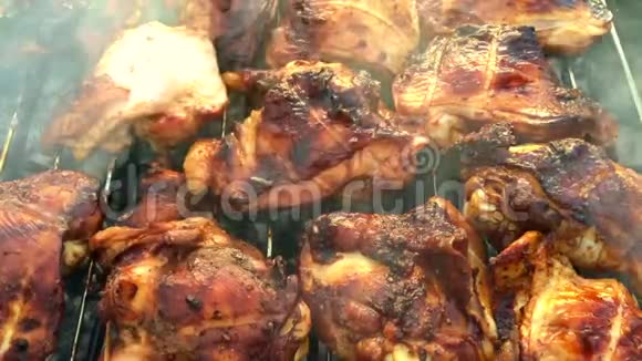 美味可口的食物从切片烤鸡肉烤金属胸罩视频的预览图