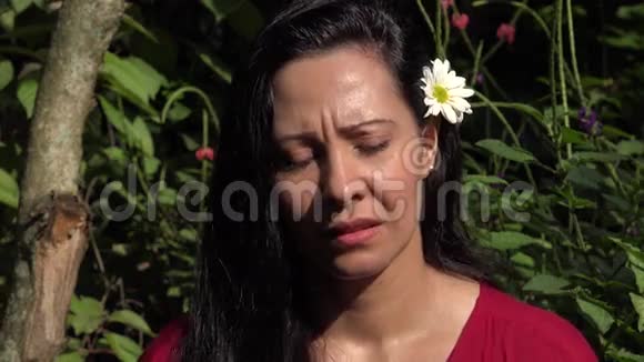 悲伤和沮丧的女人视频的预览图