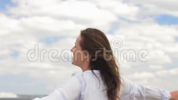 快乐的微笑女人在夏日海滩玩视频的预览图