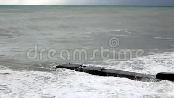 黑海上的风暴巨浪视频的预览图