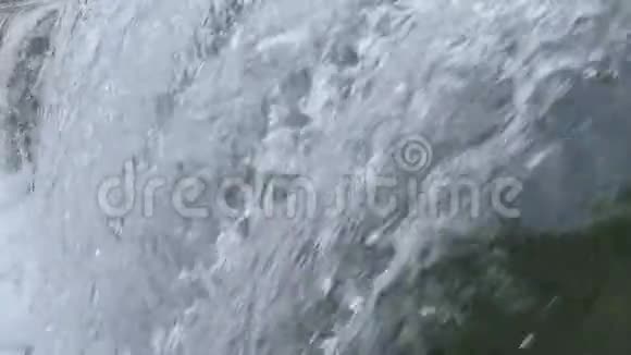跌入瀑布或瀑布的河水视频的预览图