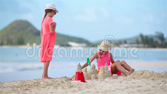 可爱的小女孩暑假在海滩上视频的预览图