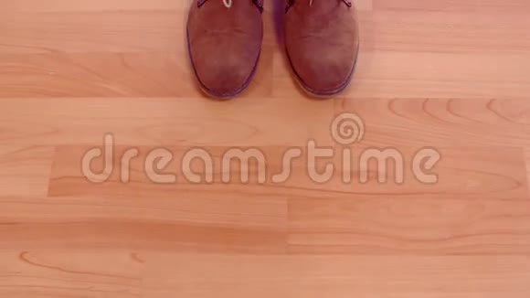 希普斯特男鞋在木制地板上视频的预览图
