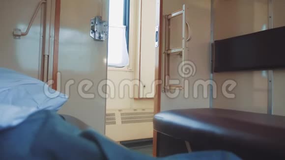 铁路车厢内的内部马车概念火车旅行之旅从窗户看到美丽的景色视频的预览图