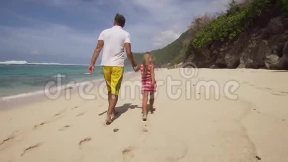父亲带着女儿在海滩上带着孩子视频的预览图
