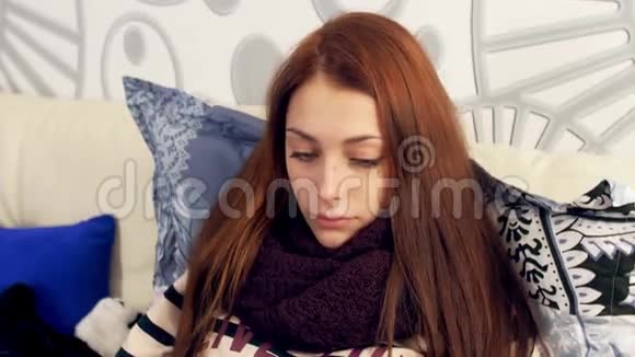 生病的妇女在床上咳嗽和流鼻涕视频的预览图
