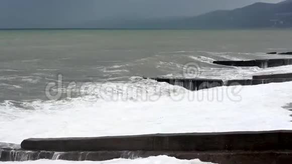 黑海上的风暴巨浪视频的预览图