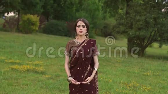 印度传统服饰的肖像女孩迈亨迪视频的预览图