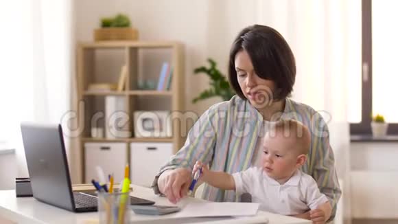 在家办公室工作的母亲和小男孩视频的预览图