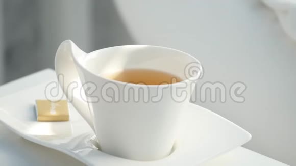 白色背景的茶杯视频的预览图