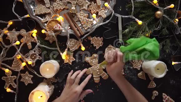 女人的手传统自制圣诞甜点视频的预览图