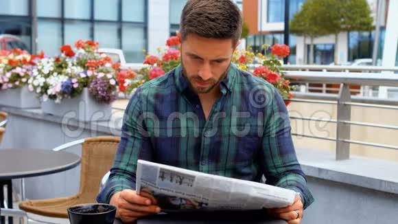 商人一边喝咖啡一边看报纸视频的预览图