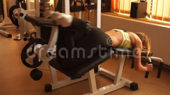 苗条的金发运动女孩在健身房锻炼视频的预览图