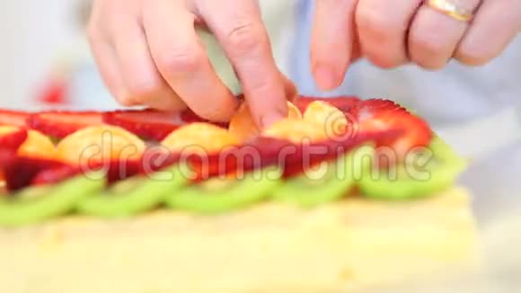 手点心厨师准备水果蛋糕视频的预览图
