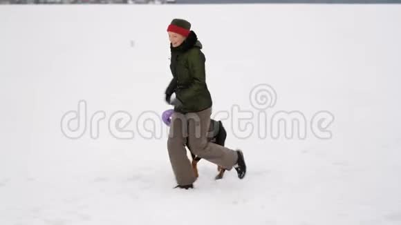 在雪地里训练和玩狗视频的预览图