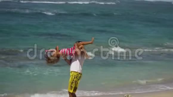 父亲带着女儿在海滩上带着孩子视频的预览图