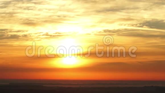 早晨的太阳使大自然黎明视频的预览图
