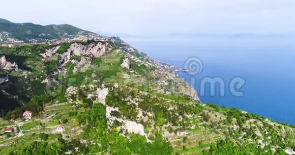 意大利阿马尔菲海岸上空的山脉飞行视频的预览图