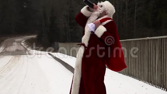 圣诞老人在桥上喝啤酒瓶视频的预览图
