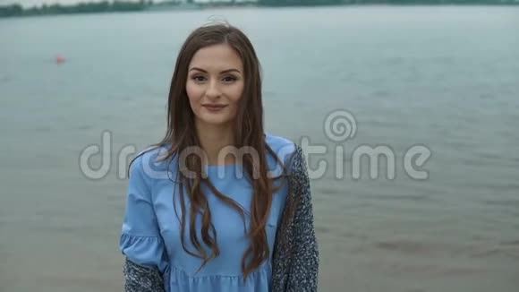 海滩上的年轻美女视频的预览图