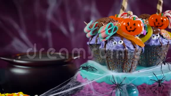 万圣节糖果滴蛋糕风格的纸杯蛋糕在聚会桌上设置视频的预览图