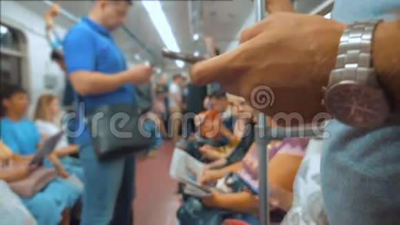 休闲男子从手机智能手机屏幕上阅读同时看导航员在地铁上旅行慢慢慢慢视频的预览图