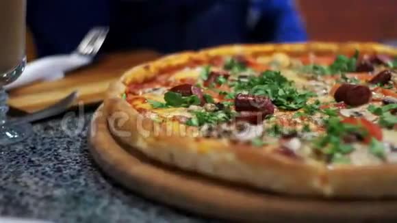 比萨饼店木制餐盘上的披萨视频的预览图